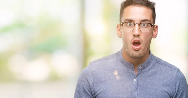 Beau Jeune Homme Élégant Portant Des Lunettes Peur Choqué Par — Photo