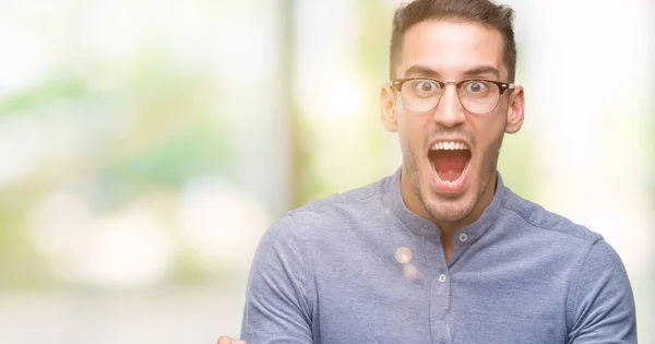 Bonito Jovem Elegante Homem Vestindo Óculos Celebrando Surpreso Surpreso Pelo — Fotografia de Stock