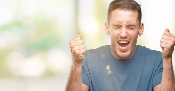 Bonito Homem Casual Jovem Animado Para Sucesso Com Braços Levantados — Fotografia de Stock