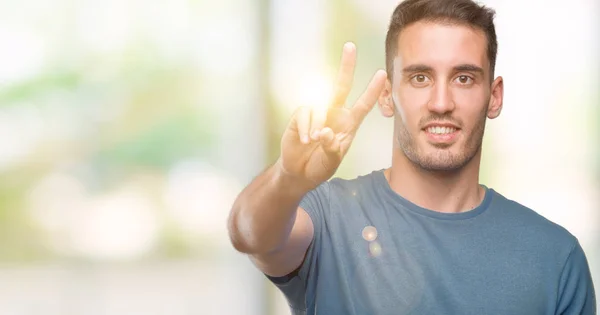 Pohledný Mladý Příležitostné Muž Usmívající Dívá Kamery Zachycující Prsty Tom — Stock fotografie