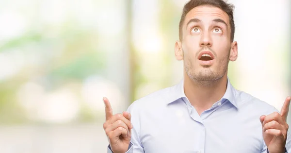 Handsome Young Businessman Amazed Surprised Looking Pointing Fingers Raised Arms — Stock Photo, Image