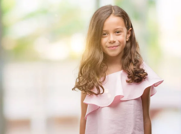 Brünettes Hispanisches Mädchen Rosa Kleid Mit Einem Fröhlichen Und Kühlen — Stockfoto