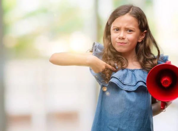 Брюнетка Латиноамериканка Красным Мегафоном Удивленным Лицом Указывающим Пальцем Себя — стоковое фото
