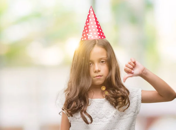 Μελαχρινή Κορίτσι Ισπανόφωνος Φοράει Καπέλο Γενεθλίων Θυμωμένο Πρόσωπο Αρνητικό Πρόσημο — Φωτογραφία Αρχείου