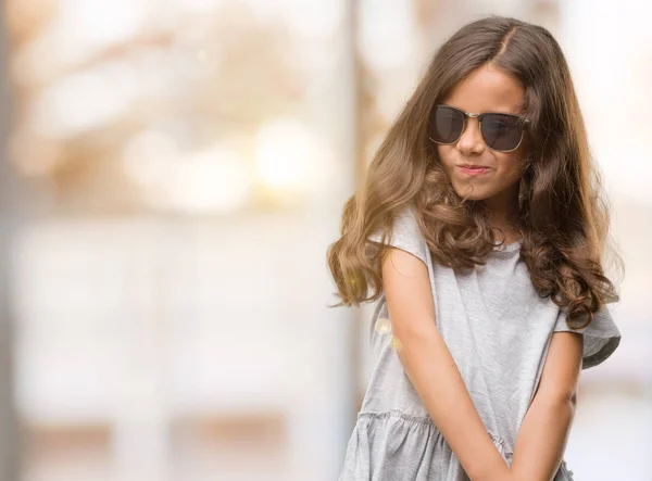 Bruneta Hispánský Dívka Která Nosí Sluneční Brýle Podíval Jinam Stranu — Stock fotografie
