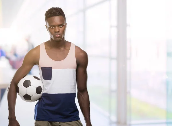 Joven Afroamericano Hombre Sosteniendo Pelota Fútbol Con Una Expresión Confianza — Foto de Stock