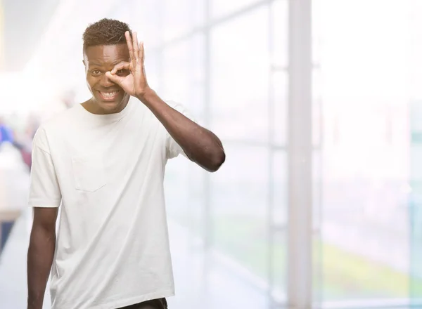 Unga Afroamerikanska Man Klädd Vit Shirt Gör Gest Med Handen — Stockfoto