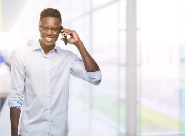 Mladý Američan Afričana Muž Pomocí Smartphone Šťastný Obličej Stál Usmíval — Stock fotografie