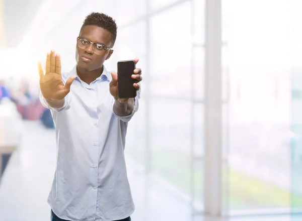 Giovane Uomo Afroamericano Utilizzando Smartphone Mano Aperta Facendo Stop Segno — Foto Stock