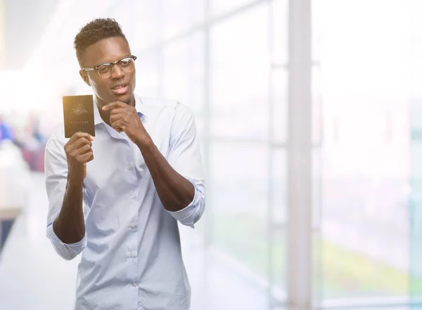 Unga Afroamerikanska Mannen Håller Australiska Pass Allvarligt Ansikte Funderar Frågan — Stockfoto