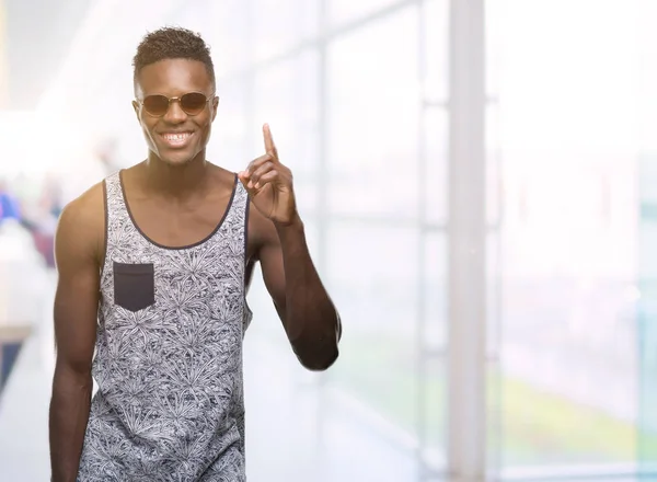 Unga Afroamerikanska Man Bär Solglasögon Överraskad Med Idé Eller Fråga — Stockfoto