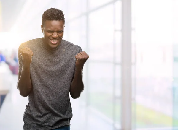 Молодий Афроамериканець Людиною Носити Сірих Святкують Футболку Здивований Вражений Успіху — стокове фото