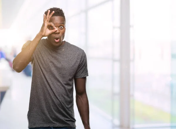Unga Afroamerikanska Man Klädd Grå Shirt Gör Gest Chockade Med — Stockfoto