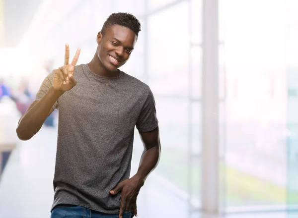 Joven Hombre Afroamericano Vistiendo Camiseta Gris Sonriendo Mirando Cámara Mostrando —  Fotos de Stock