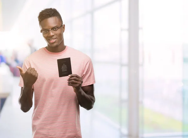 Afroamerikanska Ung Kanadensiska Pass Pekar Med Hand Och Finger Med — Stockfoto