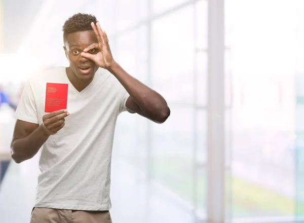 Joven Afroamericano Portador Pasaporte Suiza Con Cara Feliz Sonriendo Haciendo — Foto de Stock