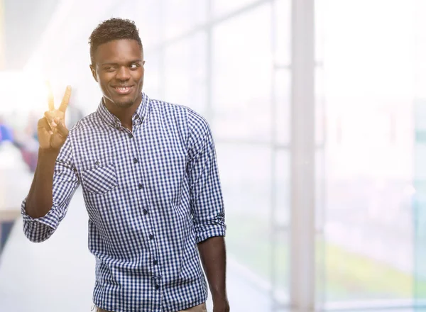 Unga Afroamerikanska Man Klädd Blå Tröja Leende Med Glada Ansikte — Stockfoto