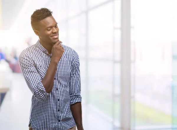 Giovane Uomo Afroamericano Che Indossa Camicia Blu Guardando Fiducioso Alla — Foto Stock