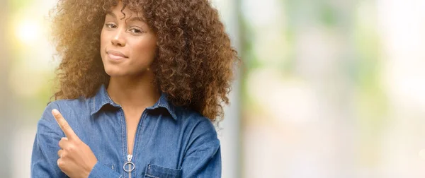 African American Vrouw Draagt Blauwe Jumpsuit Weg Zijde Met Vinger — Stockfoto