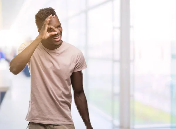 Unga Afroamerikanska Man Med Glada Ansikte Leende Gör Tecken Med — Stockfoto