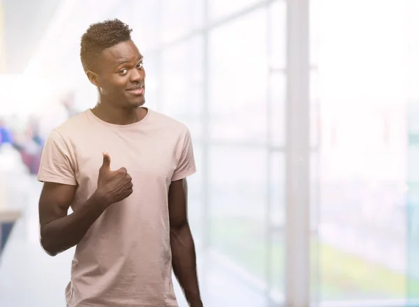 Unga Afroamerikanska Man Lycklig Med Stort Leende Gör Tecken Tummen — Stockfoto