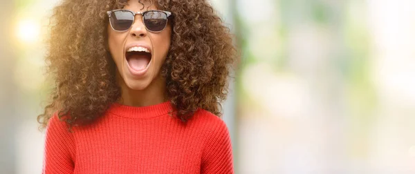 Mujer Afroamericana Con Gafas Sol Estresantes Aterrorizada Por Pánico Gritando — Foto de Stock