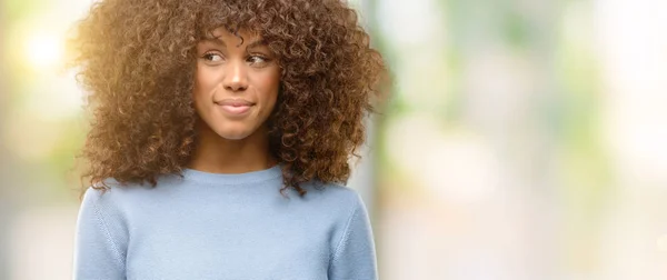 Afroamerikanska Kvinna Som Bär Tröja Leende Seende Sidan Och Stirrande — Stockfoto