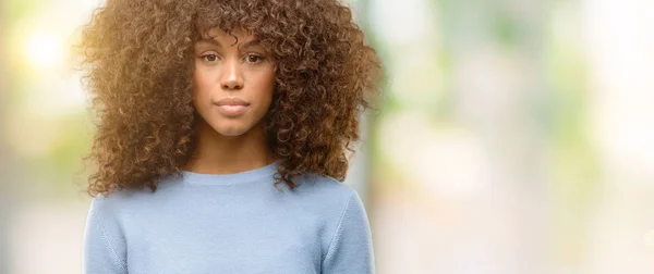 Donna Afroamericana Che Indossa Maglione Con Espressione Seria Sul Viso — Foto Stock