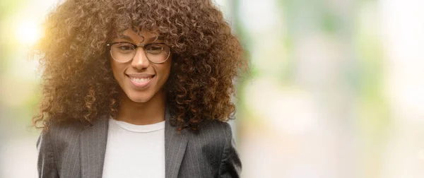 Mulher Negócios Afro Americana Usando Óculos Com Sorriso Feliz Legal — Fotografia de Stock