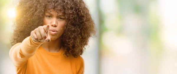 Femme Afro Américaine Avec Une Tranche Pizza Pointant Doigt Vers — Photo