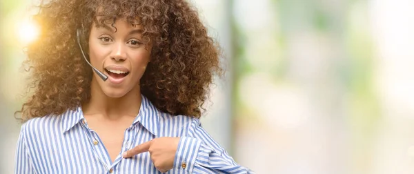 Opérateur Centre Appels Afro Américain Femme Avec Visage Surprise Pointant — Photo