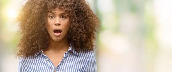 Mujer Afroamericana Vistiendo Una Camisa Rayas Asustada Shock Con Una —  Fotos de Stock