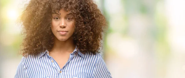 Afroamerikanska Kvinna Som Bär Ränder Skjorta Med Självsäker Uttryck Smarta — Stockfoto