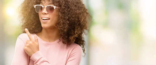 Mujer Afroamericana Con Gafas Sol Rosas Alegres Con Una Sonrisa — Foto de Stock