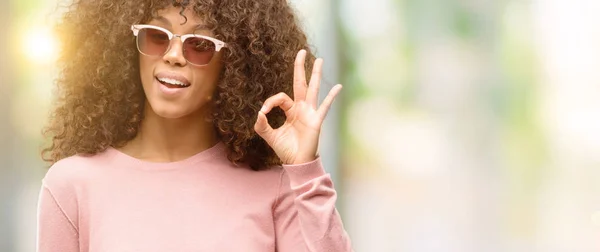 Mujer Afroamericana Con Gafas Sol Color Rosa Sonriente Positiva Haciendo — Foto de Stock