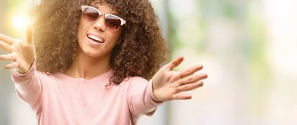 Mujer Afroamericana Con Gafas Sol Rosas Mirando Cámara Sonriendo Con — Foto de Stock