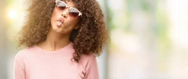 Mujer Afroamericana Con Gafas Sol Rosas Haciendo Cara Pez Con — Foto de Stock