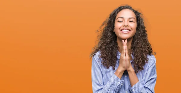 Joven Mujer Negocios Hispana Rezando Con Las Manos Juntas Pidiendo — Foto de Stock