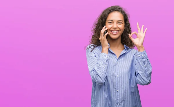 Ung Spansktalande Kvinna Med Smartphone Gör Tecken Med Fingrarna Utmärkt — Stockfoto