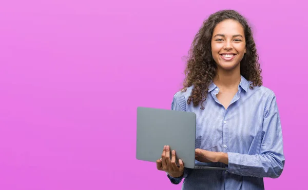 Joven Mujer Hispana Sosteniendo Computadora Portátil Con Una Cara Feliz —  Fotos de Stock