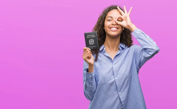 Pasaport Talya Ile Işareti Ile Parmaklarının Arasından Seyir Göze Yapıyor — Stok fotoğraf