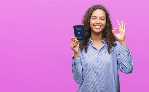 Jovem Hispânica Segurando Passaporte Alemanha Fazendo Assinar Com Dedos Excelente — Fotografia de Stock