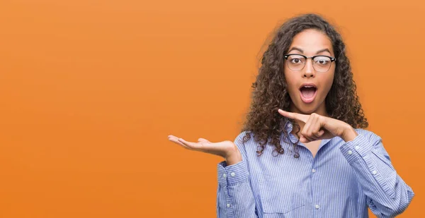 Mooie Jonge Spaanse Vrouw Bril Erg Blij Met Hand Vinger — Stockfoto