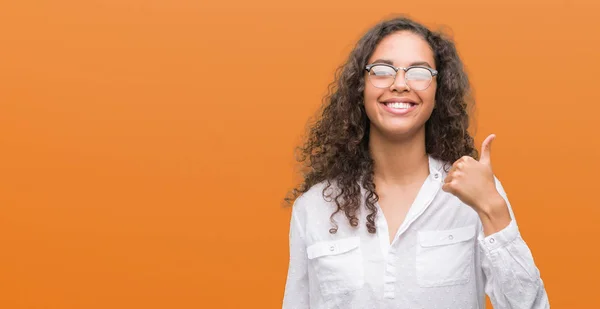 Wanita Muda Hispanik Yang Cantik Melakukan Gerakan Jempol Bahagia Dengan — Stok Foto