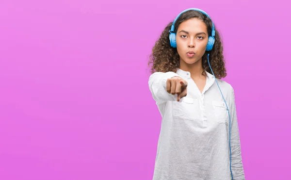 Mulher Hispânica Jovem Usando Fones Ouvido Apontando Com Dedo Para — Fotografia de Stock