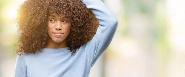 Mujer Afroamericana Usando Suéter Confundir Preguntarse Acerca Pregunta Incierto Con —  Fotos de Stock