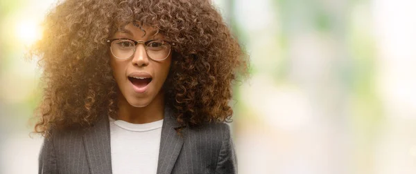 African American Business Kvinna Som Bär Glasögon Rädd Och Chockad — Stockfoto