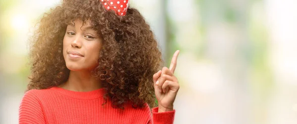 Mulher Afro Americana Comemora Aniversário Surpreso Com Uma Ideia Pergunta — Fotografia de Stock