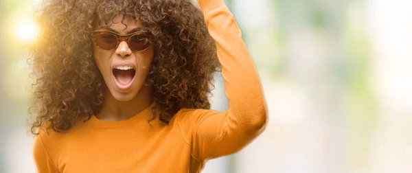 Afroamerikanska Kvinna Som Bär Orage Tröja Irriterad Och Frustrerad Skrika — Stockfoto