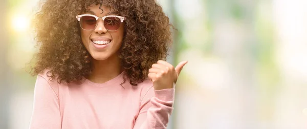 Mujer Afroamericana Con Gafas Sol Rosas Haciendo Gesto Feliz Con — Foto de Stock